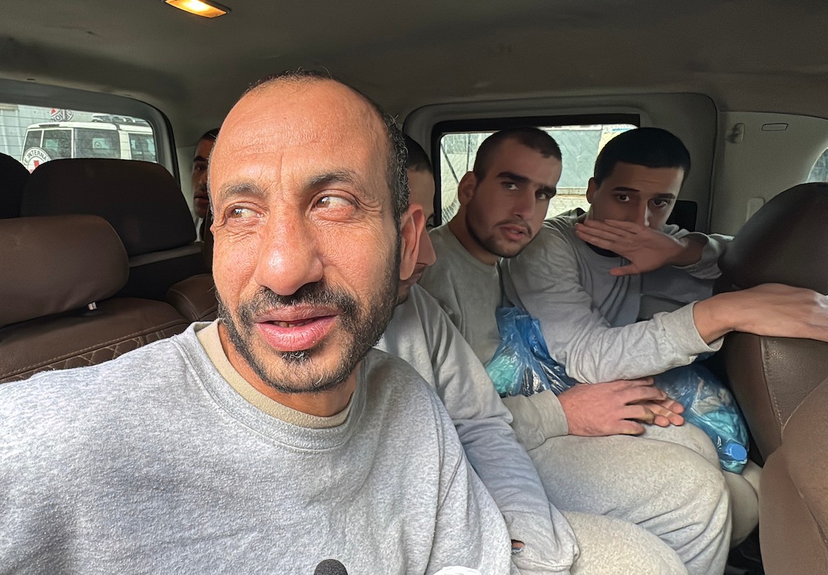 نقل أسرى فلسطينيين أفرج عنهم الجيش الإسرائيلي بواسطة سيارات تابعة للصليب الأحمر إلى مستشفى شهداء الأقصى لإجراء فحوصات طبية في دير البلح، وسط قطاع غزة، بتاريخ 28 ديسمبر/كانون الأول 2025. تصوير: أحمد إبراهيم