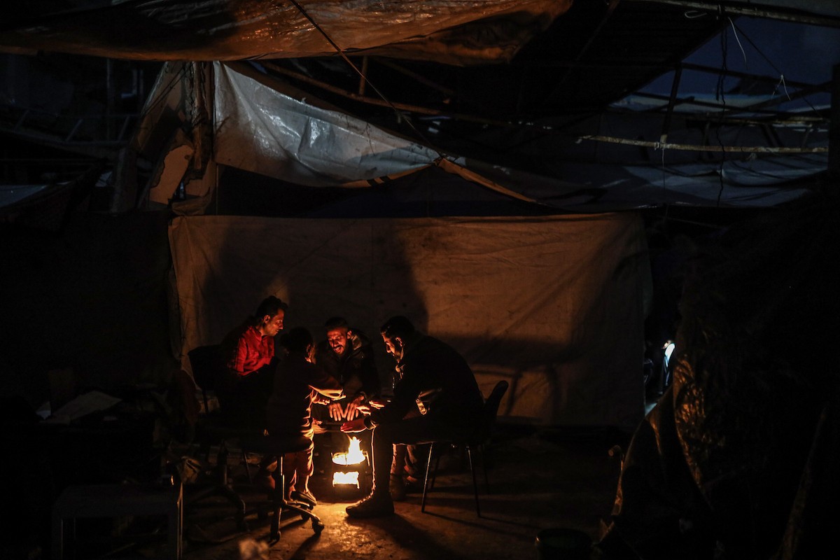 عائلات نازحة تتجمع حول النار للتدفئة في مدينة غزة في ظل الأجواء الباردة، 30 ديسمبر/كانون الأول 2025. تصوير: عمر أشتوي