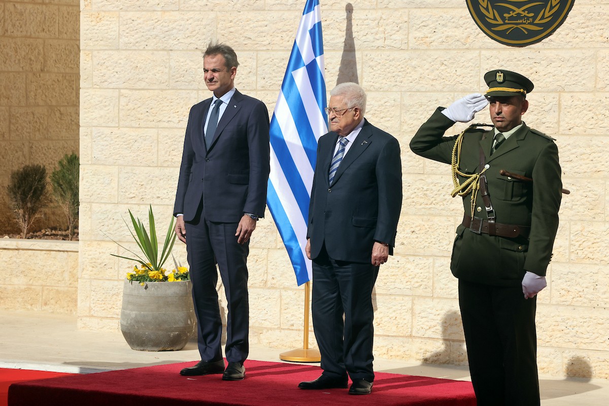 الرئيس الفلسطيني محمود عباس (أبو مازن) يلتقي رئيس الوزراء اليوناني كيرياكوس ميتسوتاكيس في رام الله، 22 ديسمبر/كانون الأول 2025. صورة: ثائر غنايم