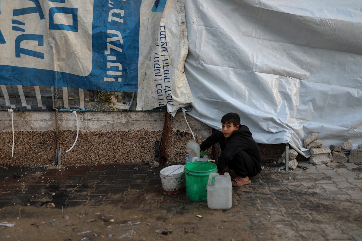 يواصل الفلسطينيون حياتهم اليومية في ظل ظروف صعبة في مدارس الأونروا بمدينة غزة في الأول من ديسمبر/كانون الأول 2025