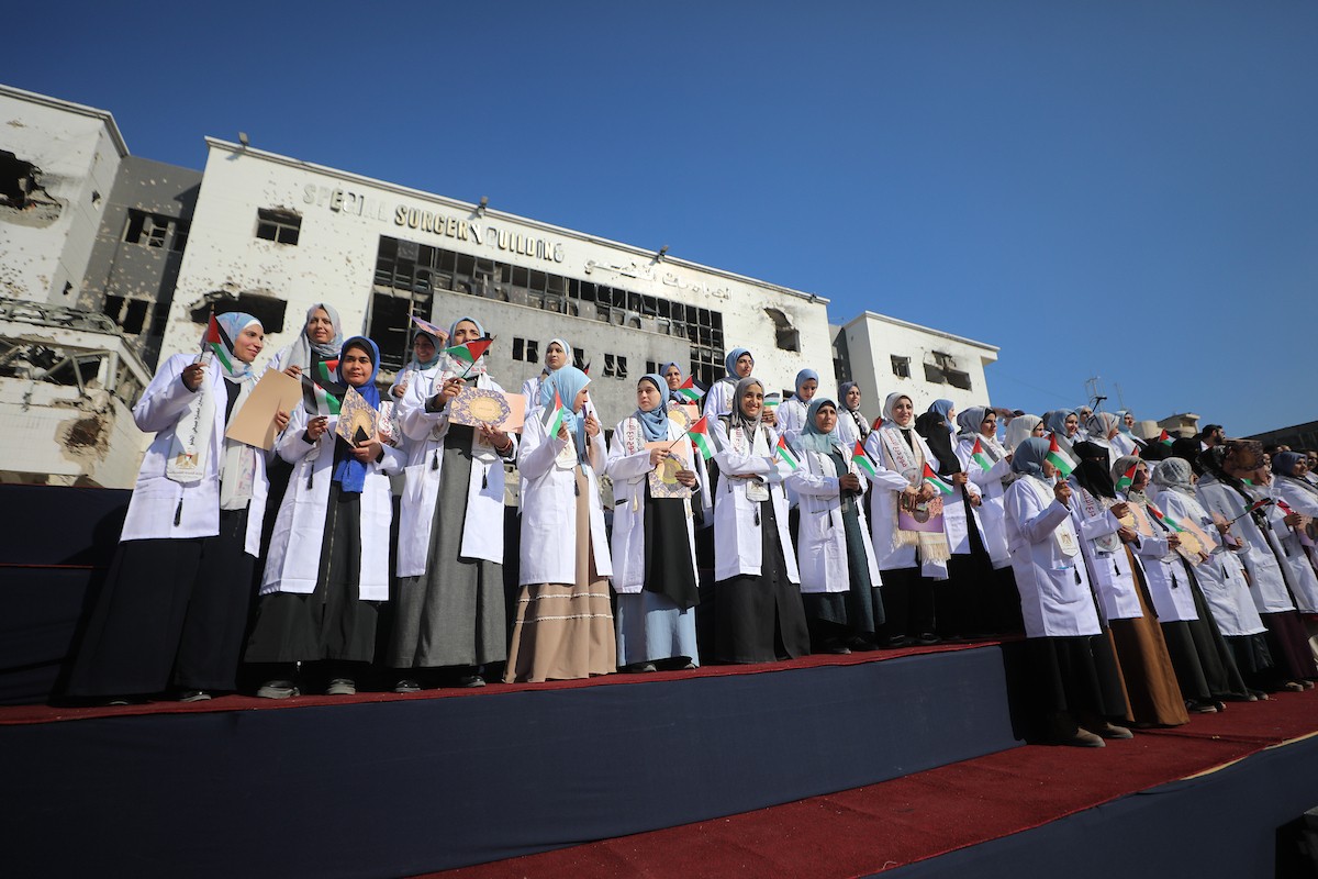 حفل تخرج للأطباء الحاصلين على البورد الفلسطيني في ساحة  الشفاء بمدينة غزة، 25 ديسمبر/كانون الأول 2025.تصوير: عمر أشتوي