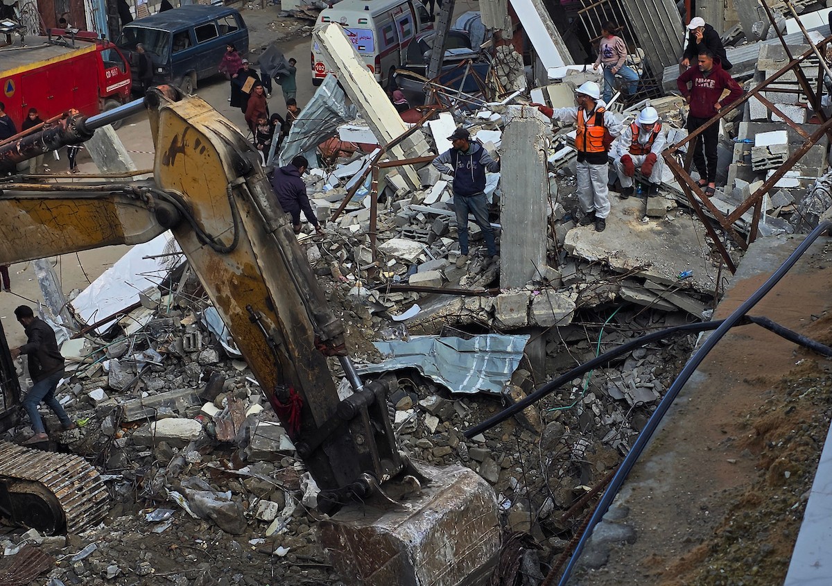 فرق الدفاع المدني تبدأ عمليات البحث عن 55 جثة تحت أنقاض 13 منزلاً دمرها القصف الإسرائيلي في خان يونس، 20 ديسمبر/كانون الأول 2025. صور: طارق محمد/ (APA )