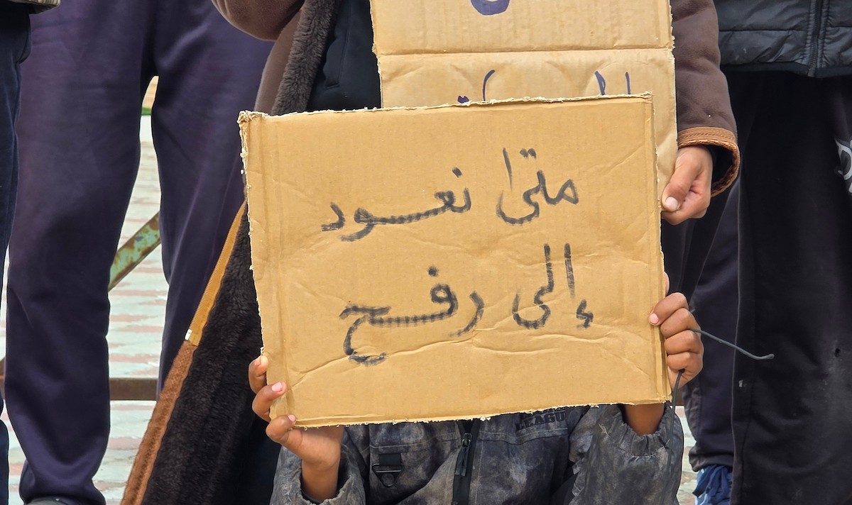 اعتصامٌ نظّمه ائتلاف رفح للنازحين أمام مقرّ الأونروا في منطقة فاش فرش، غرب رفح، للمطالبة بتفعيل الوكالة لدورها الإنساني، ولتسليط الضوء على معاناة النازحين ومطالبهم العادلة. رفح، جنوب قطاع غزة، 28 ديسمبر/كانون الأول 2025. تصوير: طارق محمد (APA ).