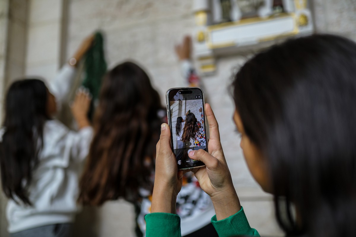 المسيحيون الفلسطينيون يزينون كنيسة دير اللاتين في مدينة غزة، في ظل الظروف الصعبة التي يمر بها القطاع المحاصر، استعدادًا لاحتفالات رأس السنة، ويواصلون استعداداتهم رغم الصعوبات التي يواجهها. 9 ديسمبر/كانون الأول 2025. تصوير: عمر أشتوي