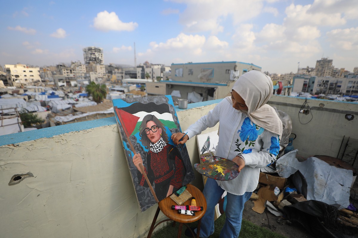 الطفلة النازحة سارة سعدة (14 عامًا) تمارس شغفها الفني بالرسم في خيمتها بمدينة غزة،23 ديسمبر/كانون الأول 2025 تصوير: عمر أشتوي