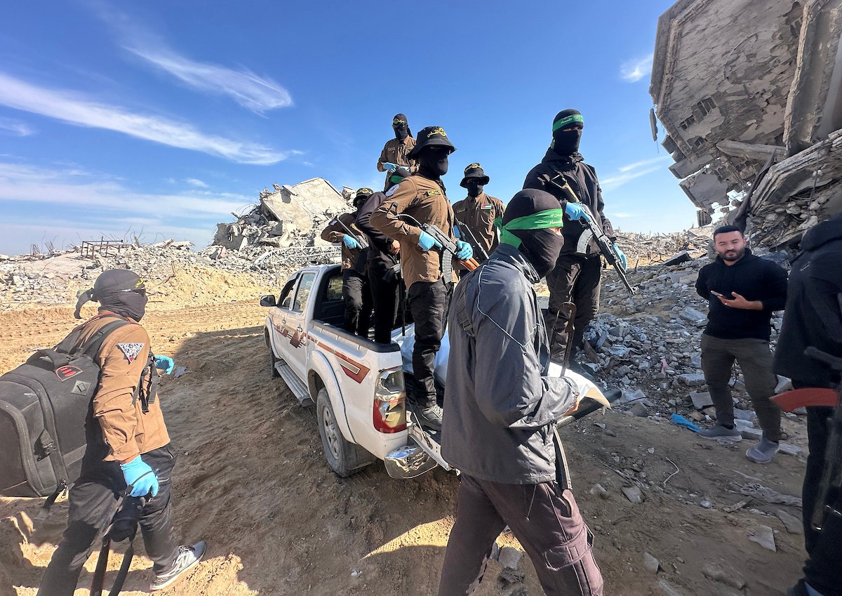 مسلحون من الجهاد الإسلامي وحماس يبحثون عن رفات رهائن إسرائيليين متوفين في بيت لاهيا، شمال قطاع غزة، الأربعاء 3 ديسمبر/كانون الأول 2025