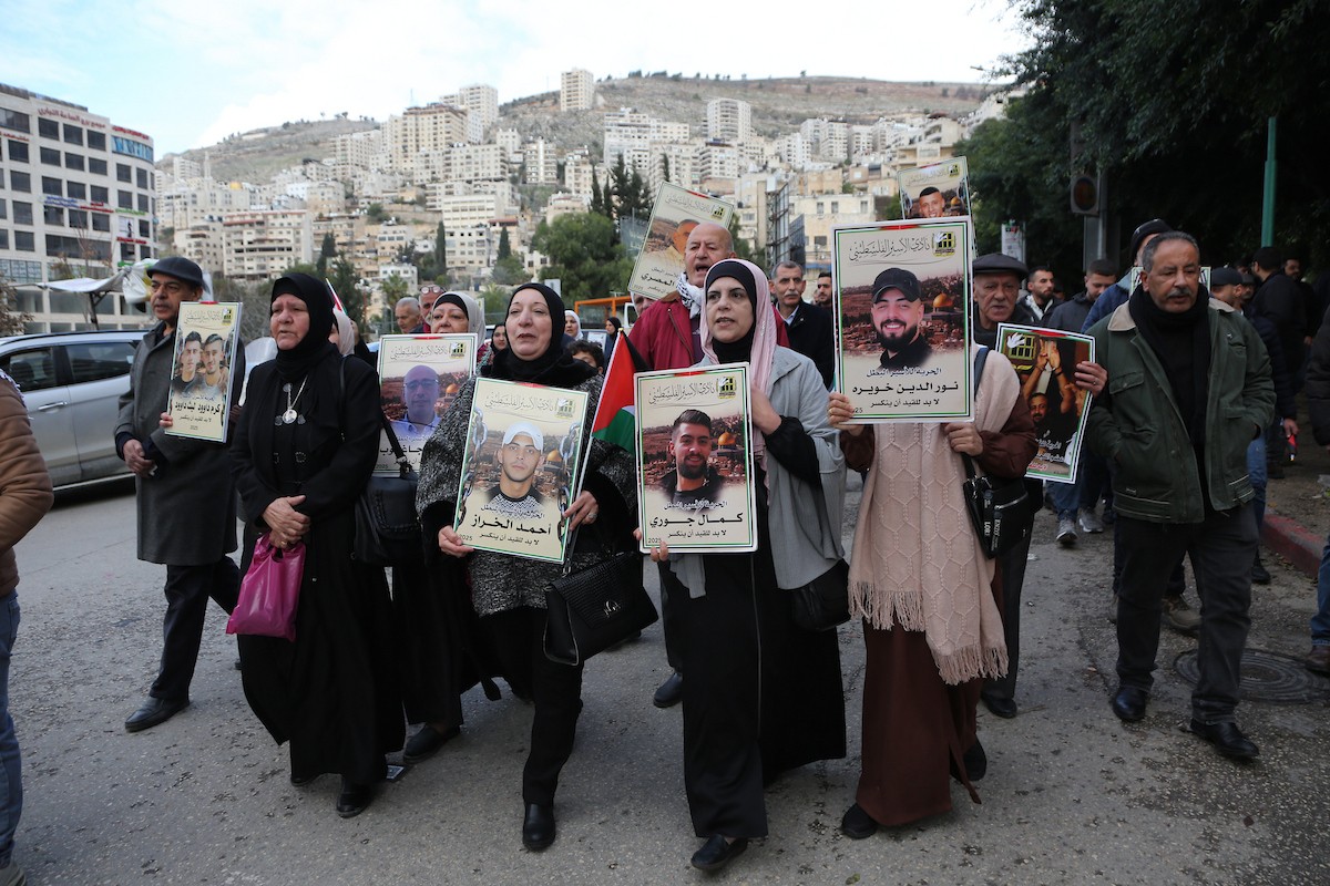 وقفة احتجاجية في نابلس تطالب بالإفراج الأسرى وعدم المساس برواتبهم، 30 ديسمبر/كانون الأول 2025. تصوير: محمد ناصر