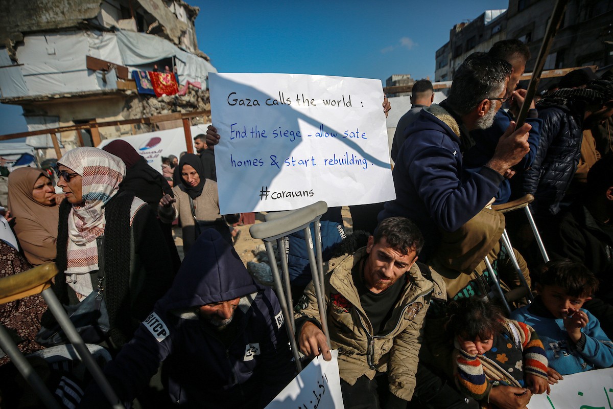 وقفة احتجاجية في غزة تطالب بتسريع جهود إعادة الإعمار وإدخال بيوت متنقلة بدلاً من الخيام التي لا تصلح للسكن في ظلّ موجة المنخفض الجوي التي تؤثر على قطاع غزة، 17 ديسمبر/كانون الأول 2025.صور: عمر أشتوي