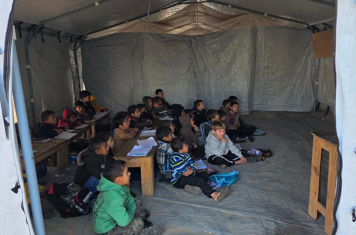 يدرس الطلاب داخل 