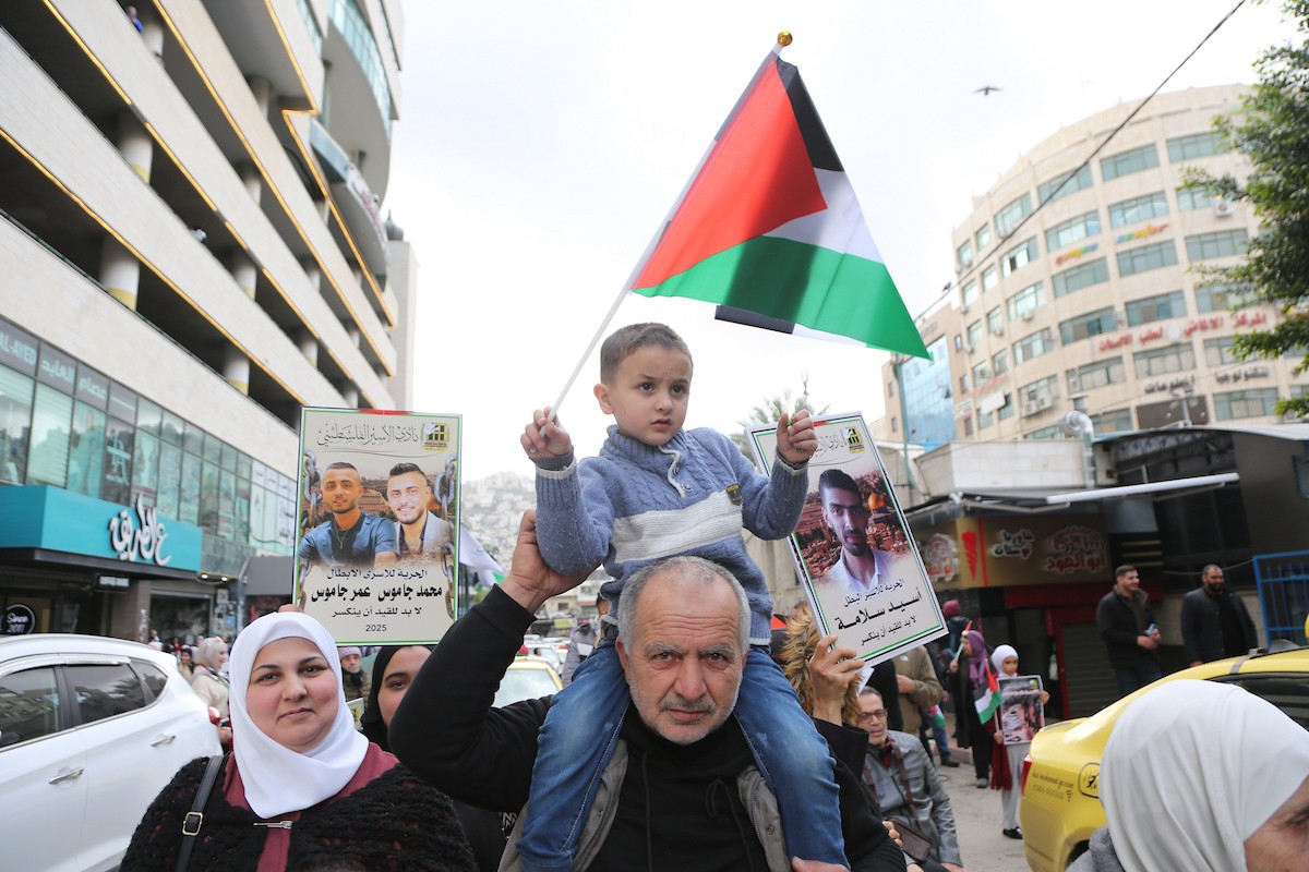 وقفة احتجاجية في نابلس تطالب بالإفراج الأسرى وعدم المساس برواتبهم، 30 ديسمبر/كانون الأول 2025. تصوير: محمد ناصر