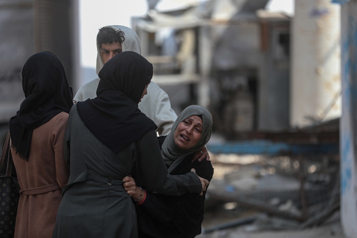 فلسطينيون ينعون ويحملون جثامين عدد من القتلى في غارة إسرائيلية على بيت لاهيا، بينهم أحد عناصر الدفاع المدني، خلال جنازة في مستشفى الشفاء بمدينة غزة