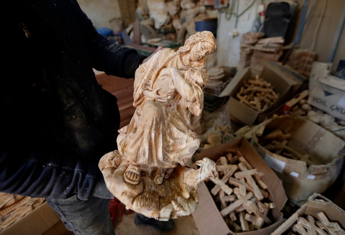 نحت خشب الزيتون في بيت لحم لصنع قطع فنية وهدايا متنوعة، تشمل منحوتات دينية وزخارف تقليدية وتذكارات، استعدادًا لعيد الميلاد، 18 ديسمبر/كانون الأول 2025 تصوير: مأمون وزواز/ (apa)