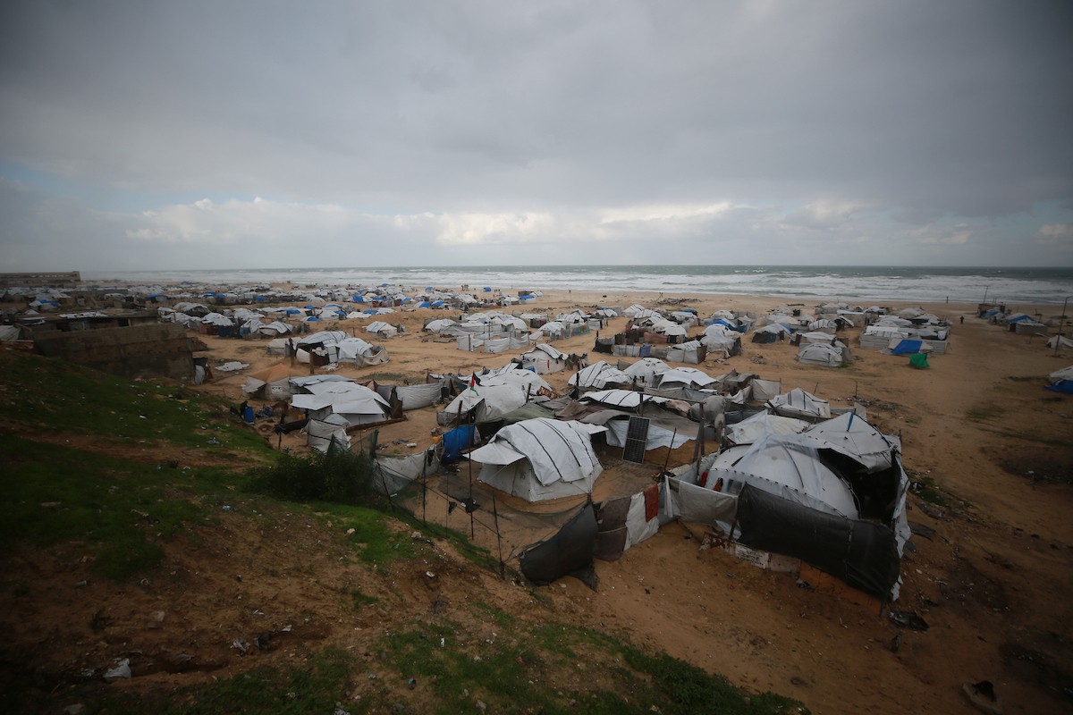 تعيش عائلات فلسطينية نازحة في خيام مهترئة غرب مدينة غزة، 28 ديسمبر/كانون الأول 2025. تصوير: عمر أشتوي