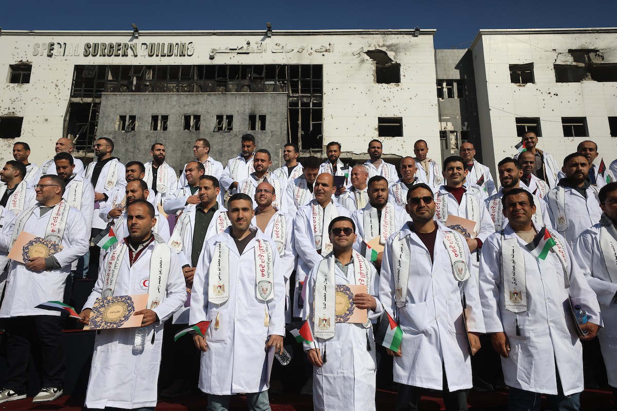 حفل تخرج للأطباء الحاصلين على البورد الفلسطيني في ساحة  الشفاء بمدينة غزة، 25 ديسمبر/كانون الأول 2025.تصوير: عمر أشتوي