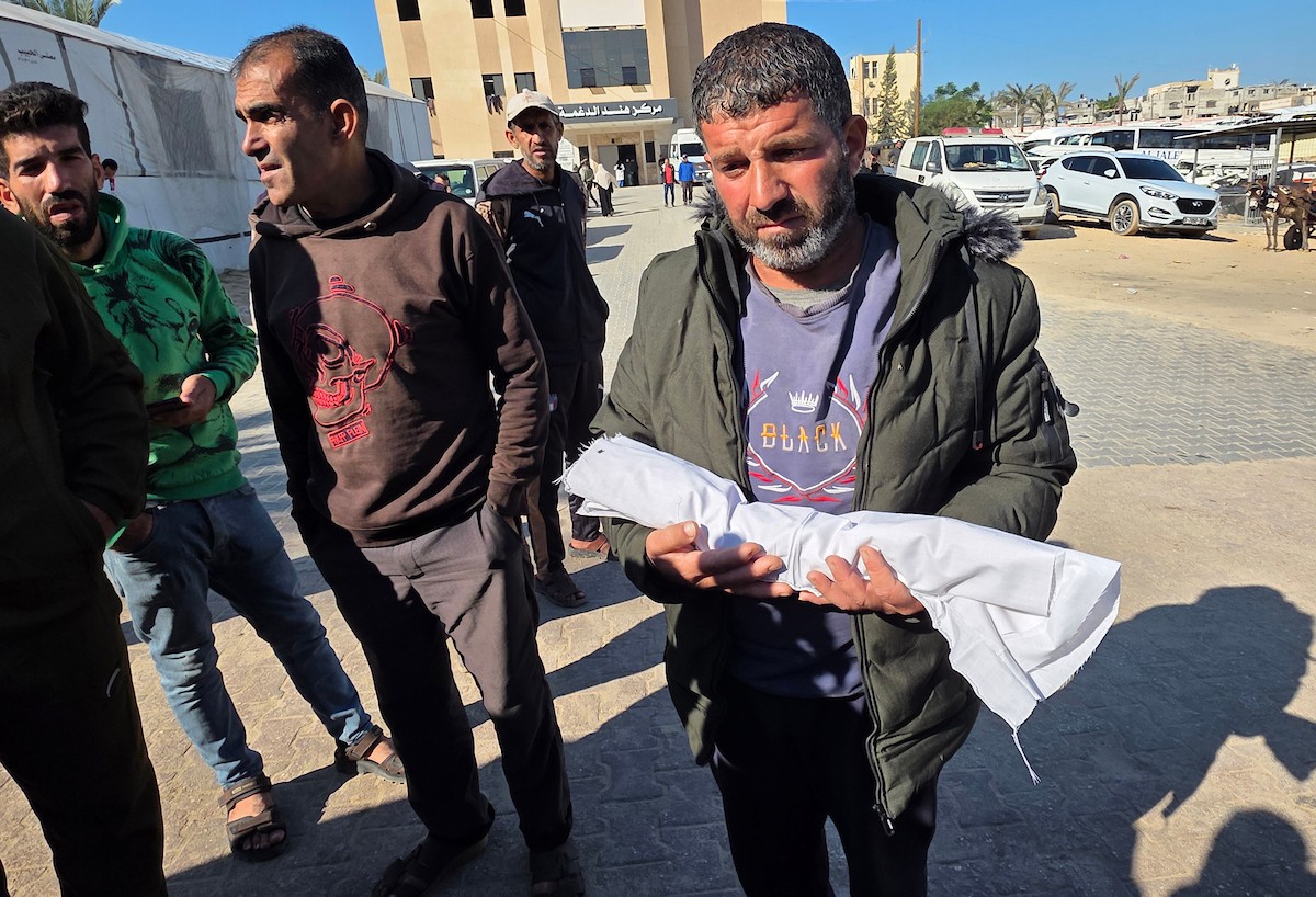 توفي الرضيع الفلسطيني سعيد عابدين، البالغ من العمر شهراً واحداً، نتيجة البرد القارس في خان يونس، جنوب قطاع غزة، ليرتفع بذلك عدد ضحايا العاصفة إلى 13. صور : طارق محمد/ (APA)