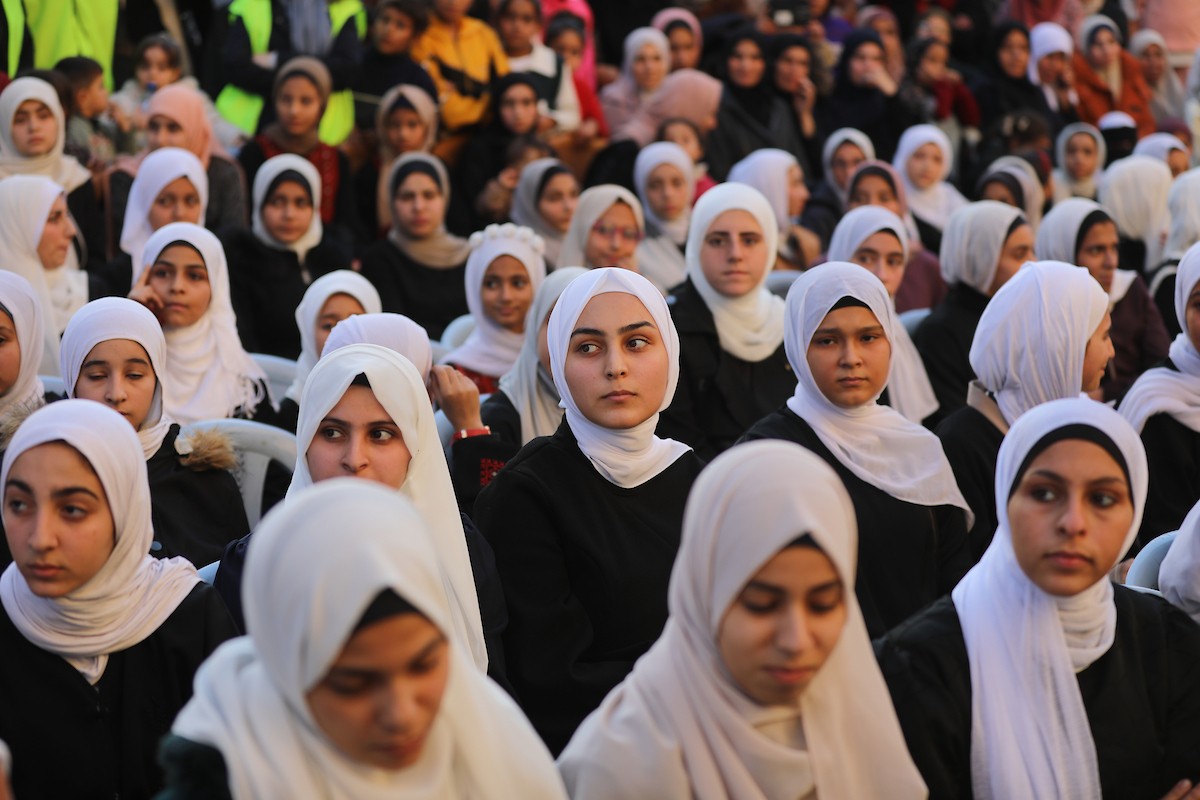 شارك صبية وفتيات في حفل تكريم لحافظي القرآن الكريم في مخيم الشاطئ للاجئين غرب مدينة غزة، حيث تم تكريم 500 حافظ للقرآن، 25 ديسمبر/كانون الأول 2025. تصوير: عمر أشتوي