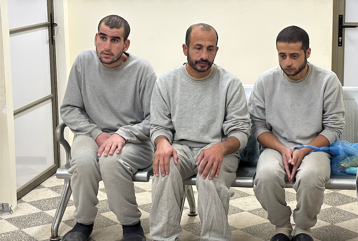 نقل أسرى فلسطينيين أفرج عنهم الجيش الإسرائيلي بواسطة سيارات تابعة للصليب الأحمر إلى مستشفى شهداء الأقصى لإجراء فحوصات طبية في دير البلح، وسط قطاع غزة، بتاريخ 28 ديسمبر/كانون الأول 2025. تصوير: أحمد إبراهيم