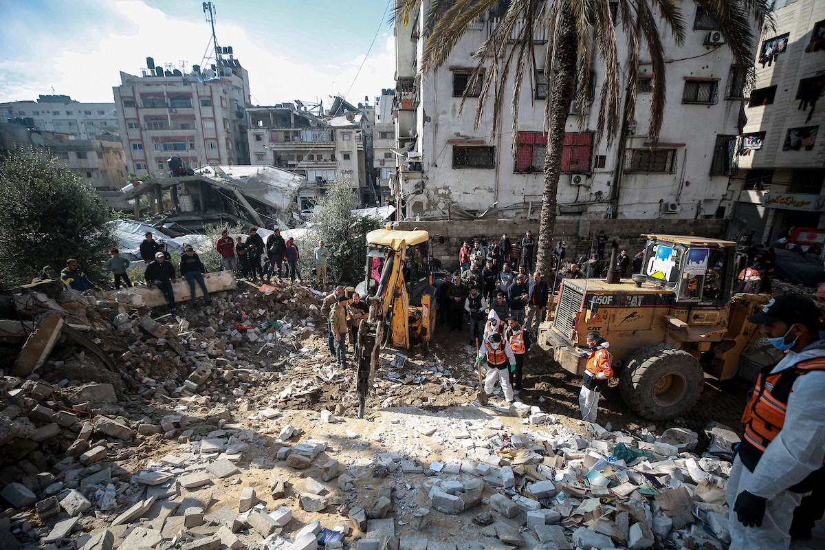 تواصل فرق الدفاع المدني، مستخدمةً آليات مصرية ثقيلة، عمليات البحث للوصول إلى جثث الفلسطينيين الذين سقطوا في هجمات إسرائيلية والمدفونين تحت الأنقاض في مدينة غزة، في 15 ديسمبر/كانون الأول 2025