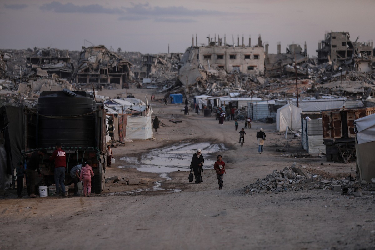 يواصل الفلسطينيون النازحون حياتهم اليومية في ظل ظروف صعبة داخل خيام النزوح المنتشرة وسط الدمار في حي الزيتون، جنوب شرق مدينة غزة، في 9 ديسمبر/كانون الأول 2025. تصوير: عمر أشتوي