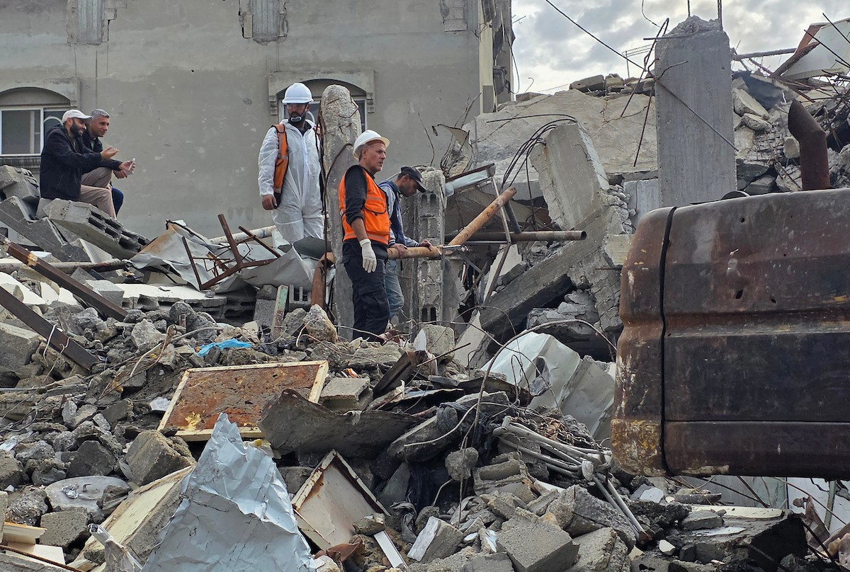 فرق الدفاع المدني تبدأ عمليات البحث عن 55 جثة تحت أنقاض 13 منزلاً دمرها القصف الإسرائيلي في خان يونس، 20 ديسمبر/كانون الأول 2025. صور: طارق محمد/ (APA )