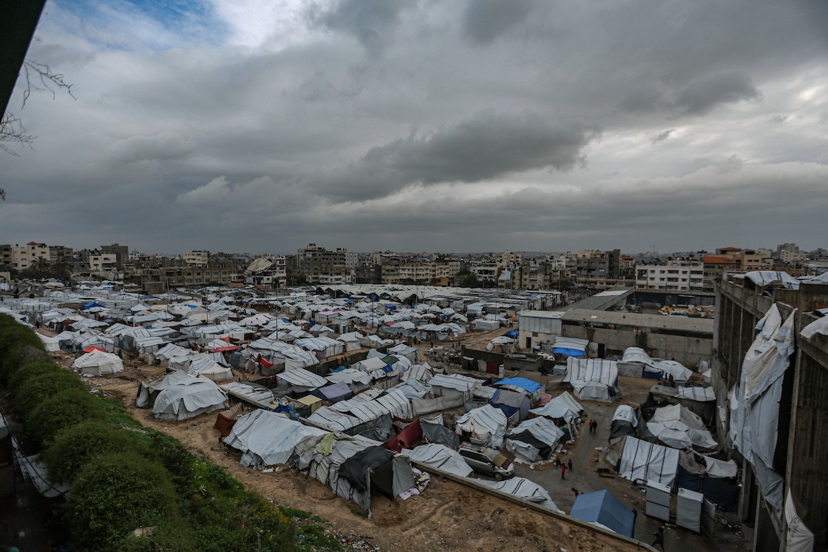 مشاهد عامة لخيام متداعية في مدينة غزة، حيث لم تعد توفر أي حماية من برد الشتاء القارس والأمطار الغزيرة. تسببت العاصفة الأخيرة في غمر آلاف الخيام بالمياه واقتلاعها في مدينة غزة. 29 ديسمبر/كانون الأول 2025. تصوير: عمر أشتوي