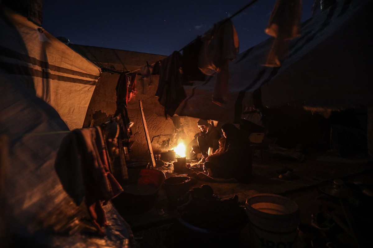 عائلات نازحة تتجمع حول النار للتدفئة في مدينة غزة في ظل الأجواء الباردة، 30 ديسمبر/كانون الأول 2025. تصوير: عمر أشتوي