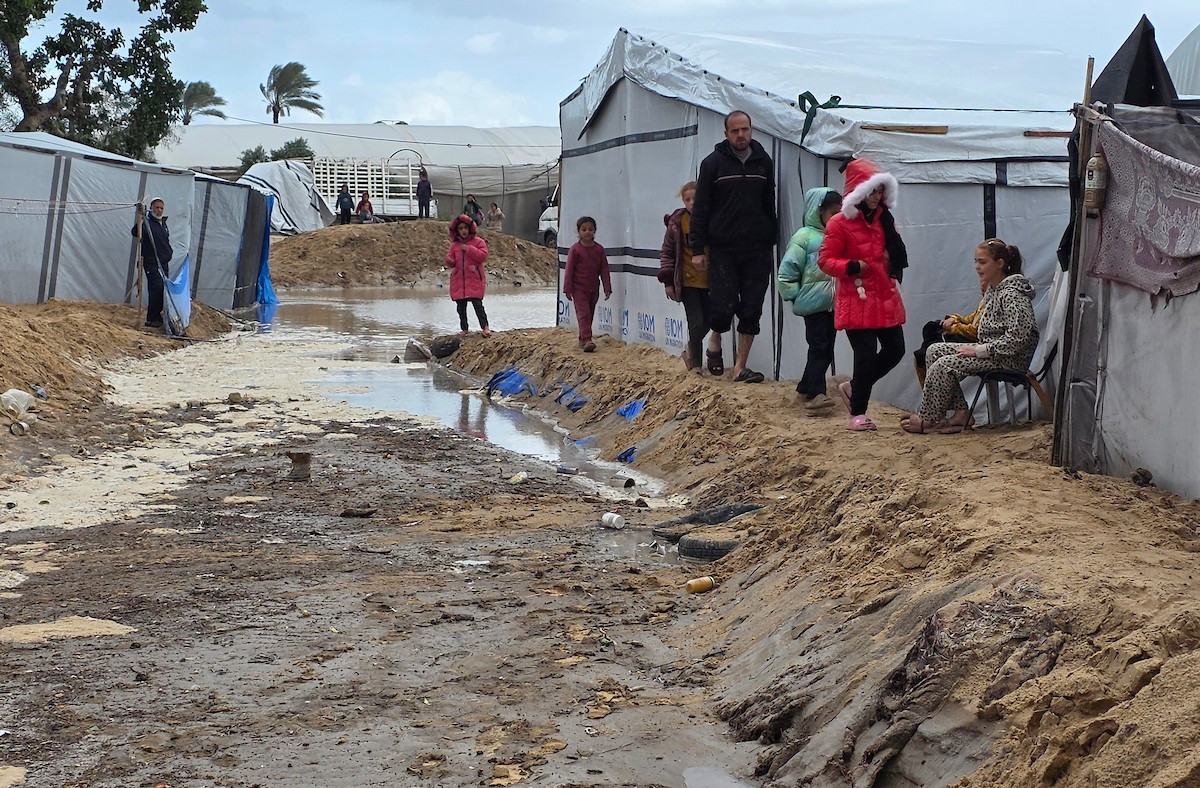 يُكافح الفلسطينيون النازحون، المقيمون في خيام مؤقتة، من أجل البقاء في ظل ظروف قاسية، حيث تجتاح الأمطار والعواصف الشديدة منطقة المواصي، غرب خان يونس، جنوب قطاع غزة، في 28 ديسمبر/كانون الأول 2025. (صورة: طارق محمد)