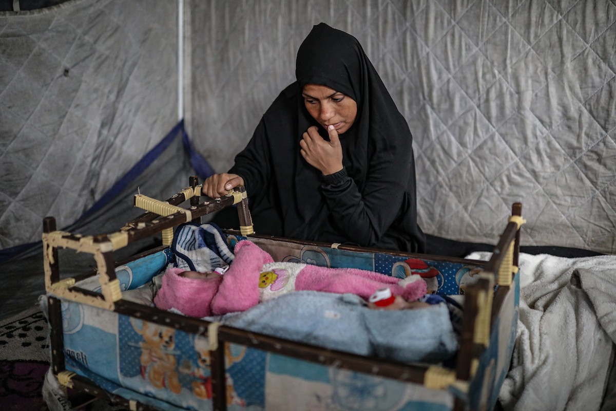 عائلة فلسطينية نازحة مكونة من ستة أفراد  تكافح وسط ظروف غير إنسانية من أجل حماية أطفالها من أجواء الشتاء القارس في  خيمة مهترئة بملعب اليرموك في مدينة غزة، 29 ديسمبر/كانون الأول 2025 صورة: عمر أشتوي