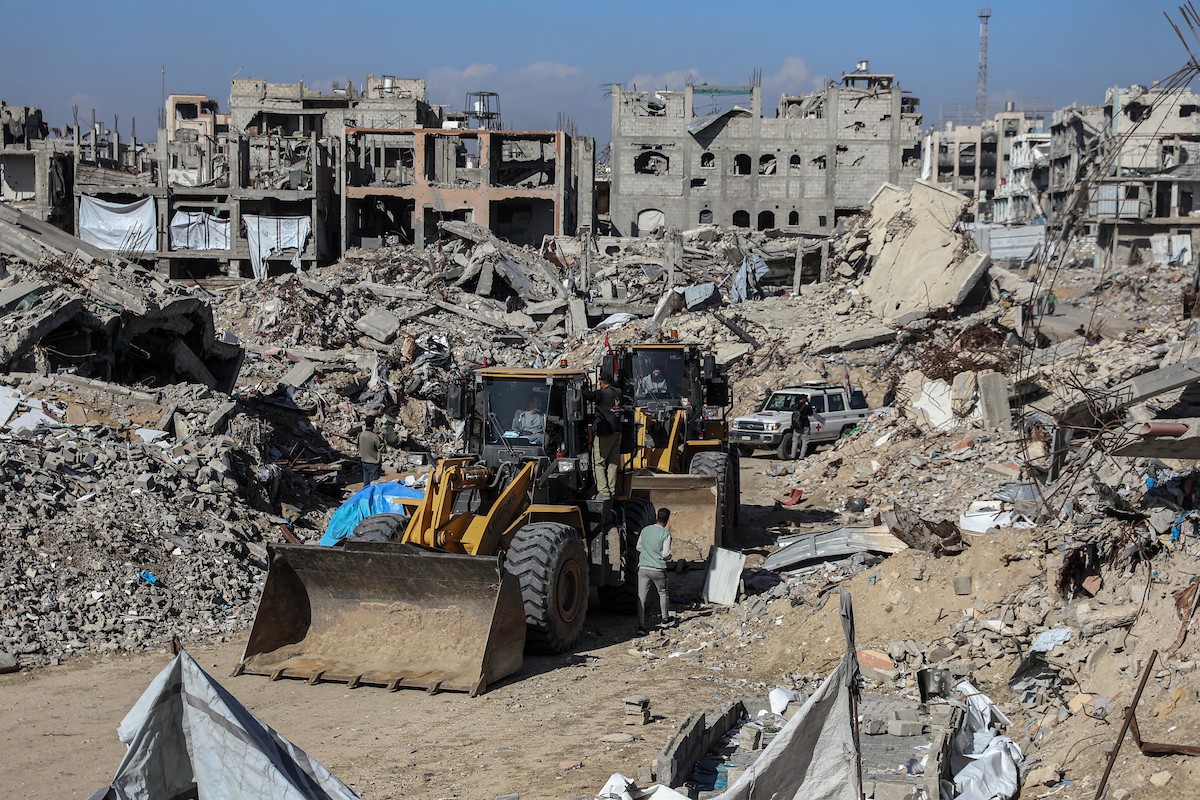 تُجري كتائب القسام واللجنة الدولية للصليب الأحمر ووفد مصري جهود بحث لانتشال جثث أسرى إسرائيليين في جباليا شمال قطاع غزة في الأول من ديسمبر/كانون الأول 2025