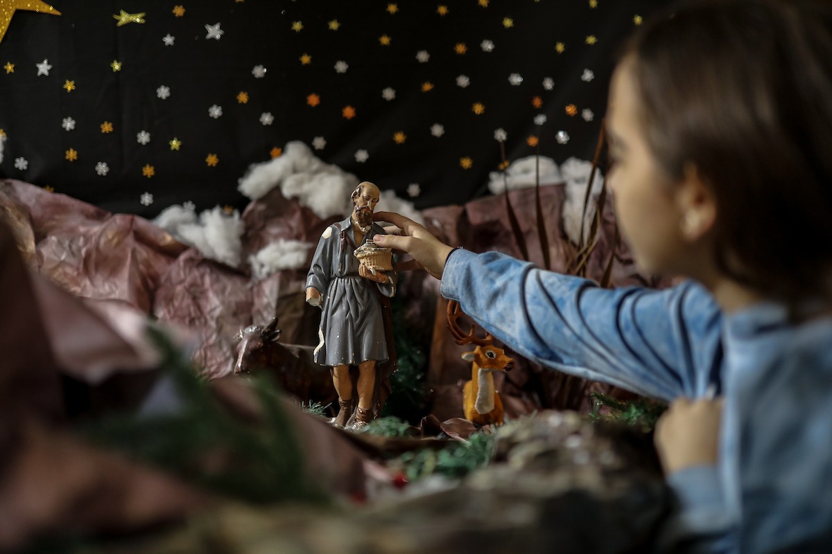 المسيحيون الفلسطينيون يزينون كنيسة دير اللاتين في مدينة غزة، في ظل الظروف الصعبة التي يمر بها القطاع المحاصر، استعدادًا لاحتفالات رأس السنة، ويواصلون استعداداتهم رغم الصعوبات التي يواجهها. 9 ديسمبر/كانون الأول 2025. تصوير: عمر أشتوي