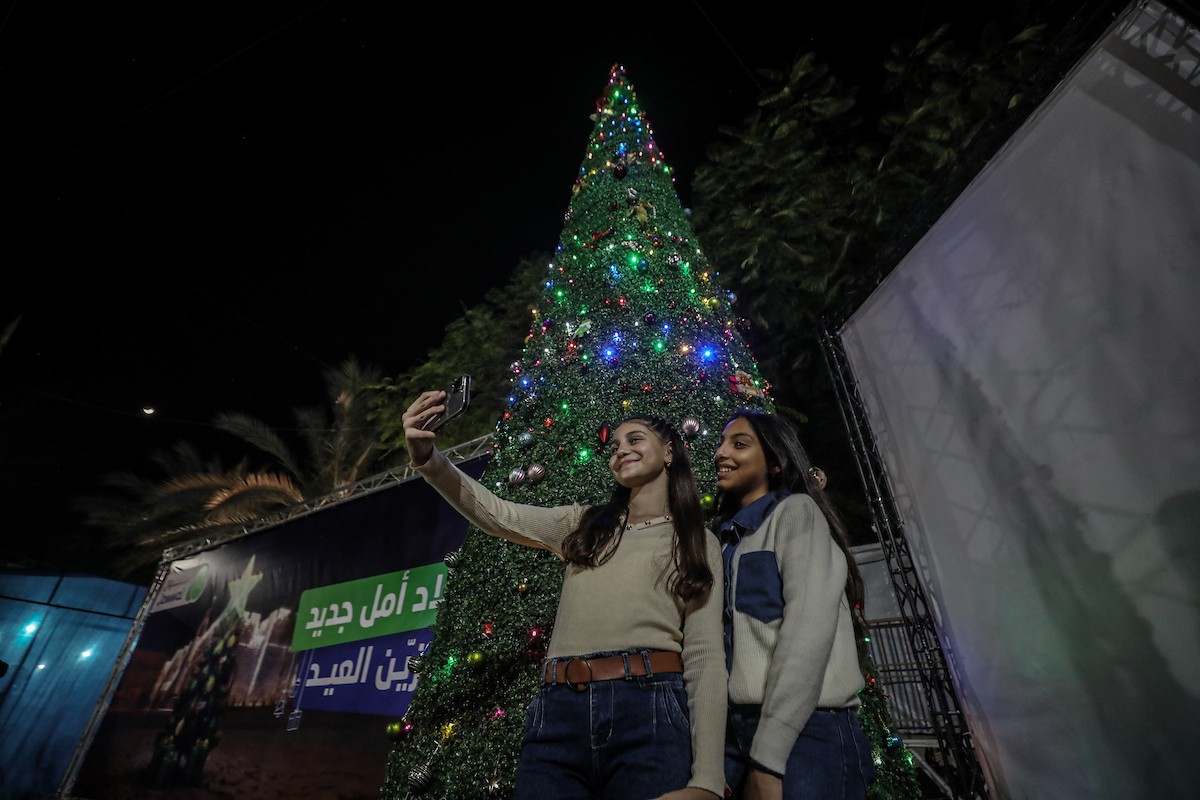 مسيحيون فلسطينيون يحضرون قداس عيد الميلاد في الدير اللاتيني بمدينة غزة في 24 ديسمبر/كانون الأول 2025. صورة: عمر أشتوي