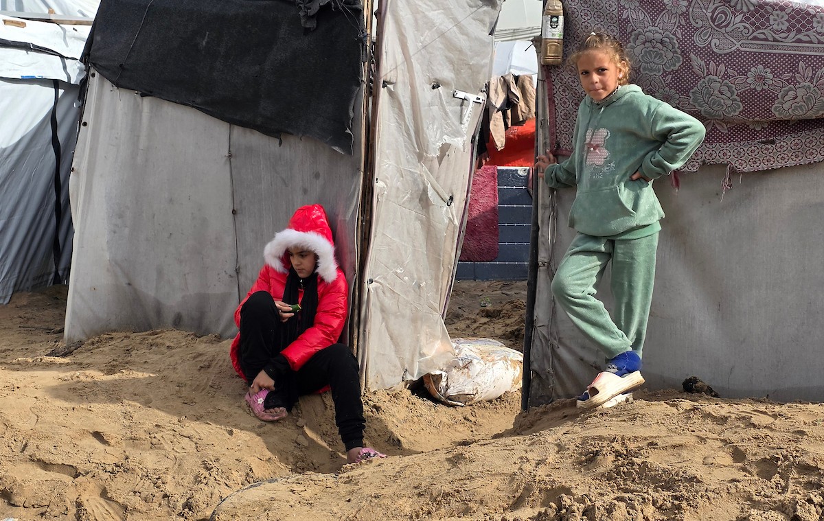 يُكافح الفلسطينيون النازحون، المقيمون في خيام مؤقتة، من أجل البقاء في ظل ظروف قاسية، حيث تجتاح الأمطار والعواصف الشديدة منطقة المواصي، غرب خان يونس، جنوب قطاع غزة، في 28 ديسمبر/كانون الأول 2025. (صورة: طارق محمد)