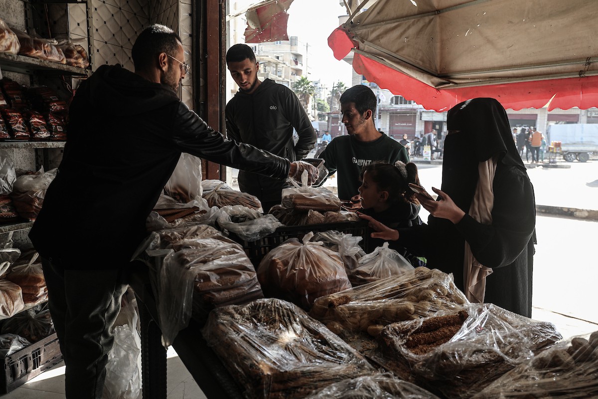 عمال فلسطينيون يعيدون تشغيل أحد أقدم المخابز في مخيم النصيرات للاجئين بعد إغلاقه لمدة عامين بسبب الحرب (12).jpg