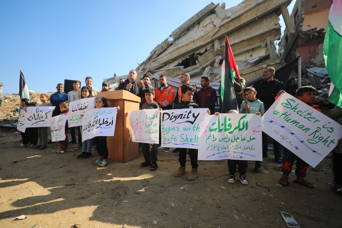 وقفة احتجاجية أمام منزل عائلة لبد المنهار على سكانه في مدينة غزة للمطالبة بتسريع جهود إعادة الإعمار وتوفير منازل متنقلة بدلاً من الخيام، 24 ديسمبر/كانون الأول 2025. تصوير: عمر أشتوي