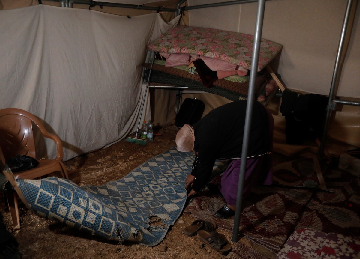 مياه الأمطار تغمر خيمة عائلة حرب التي أقامتها على أنقاض منزلهم الذي هدمه الجيش الإسرائيلي في 9 ديسمبر، في منطقة خلات الفرا، غرب يطا، جنوب الخليل، 29 ديسمبر/كانون الأول 2025. تصوير: مأمون وزواز