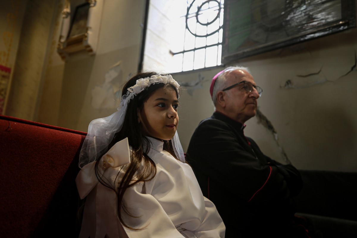 بطريرك اللاتين في القدس الكاردينال بييرباتيستا بيتسابالا يترأس قداس عيد الميلاد في غزة يوم الأحد 21 ديسمبر/كانون الأول 2025.تصوير: عمر أشتوي