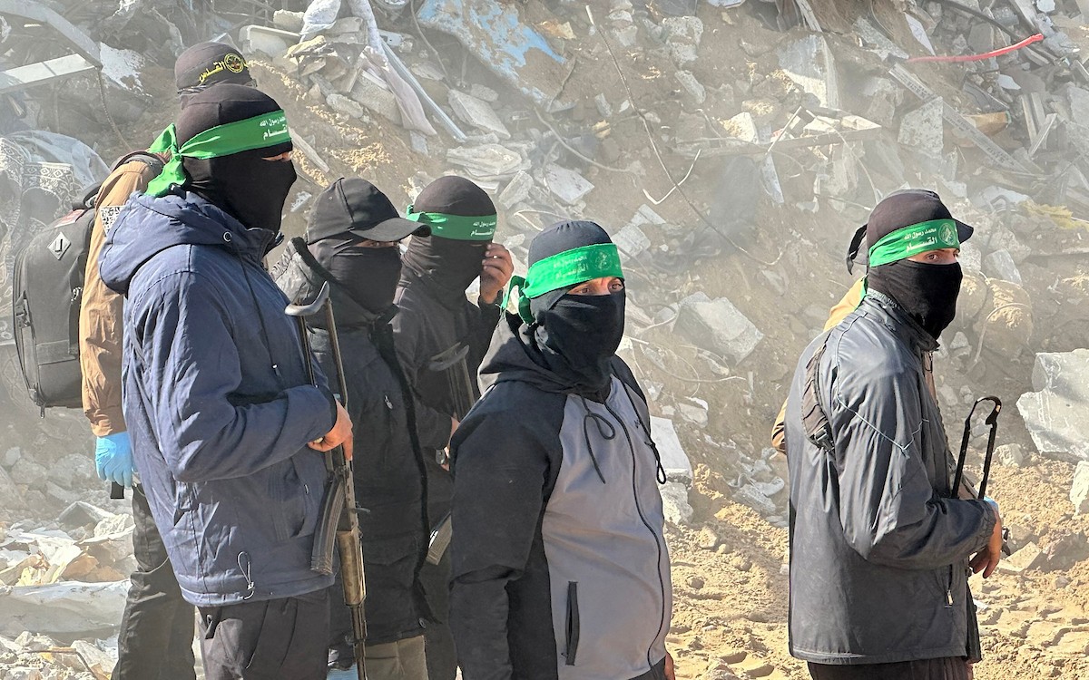 مسلحون من الجهاد الإسلامي وحماس يبحثون عن رفات رهائن إسرائيليين متوفين في بيت لاهيا، شمال قطاع غزة، الأربعاء 3 ديسمبر/كانون الأول 2025