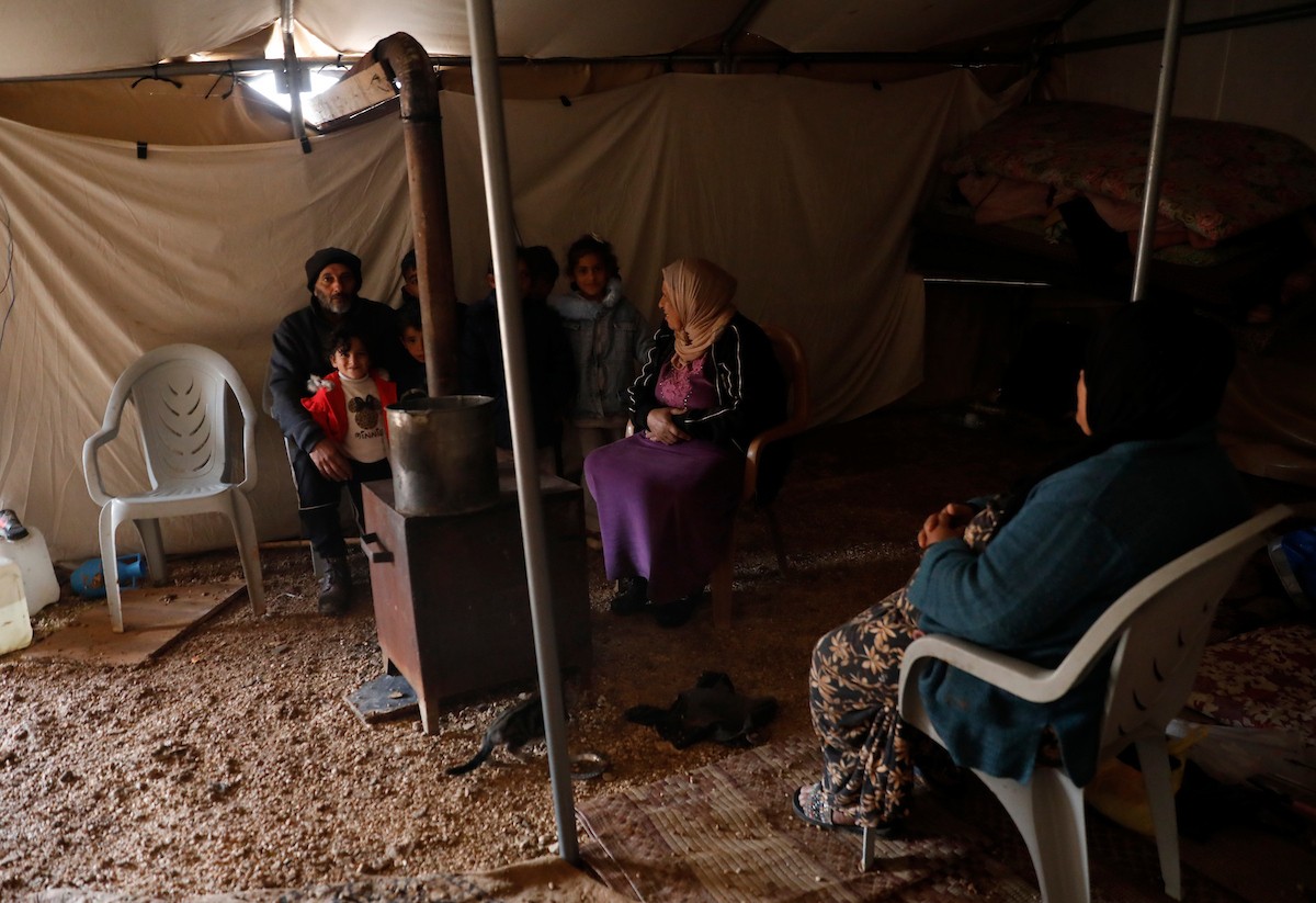 مياه الأمطار تغمر خيمة عائلة حرب التي أقامتها على أنقاض منزلهم الذي هدمه الجيش الإسرائيلي في 9 ديسمبر، في منطقة خلات الفرا، غرب يطا، جنوب الخليل، 29 ديسمبر/كانون الأول 2025. تصوير: مأمون وزواز