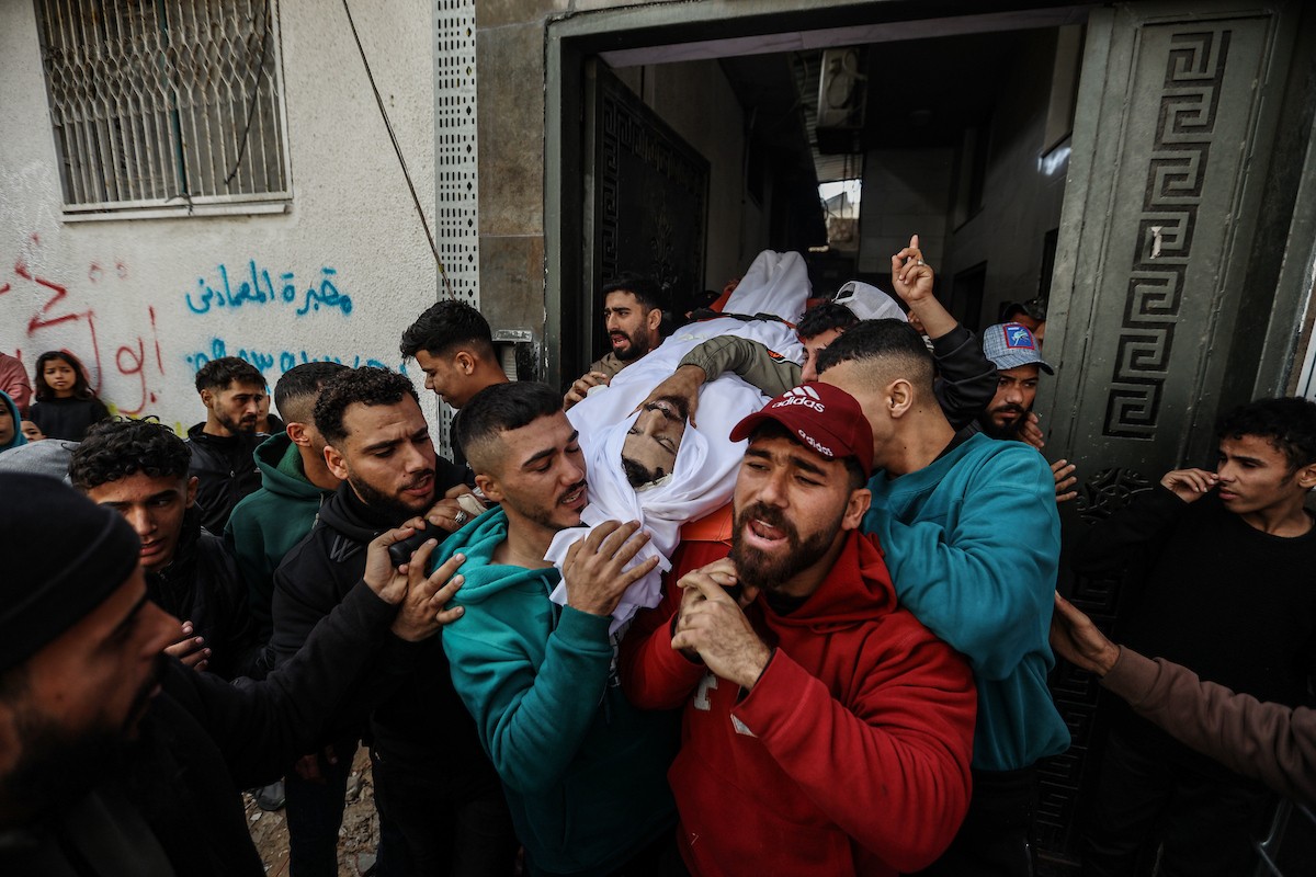 ودّع مواطنون فلسطينيون جثمان محمد بكر (35 عامًا)، وهو صياد، بعد استشهاده بنيران البحرية الإسرائيلية التي استهدفت قوارب صيد قبالة سواحل مدينة غزة، في 30 ديسمبر/كانون الأول 2025. صورة: عمر أشتوي