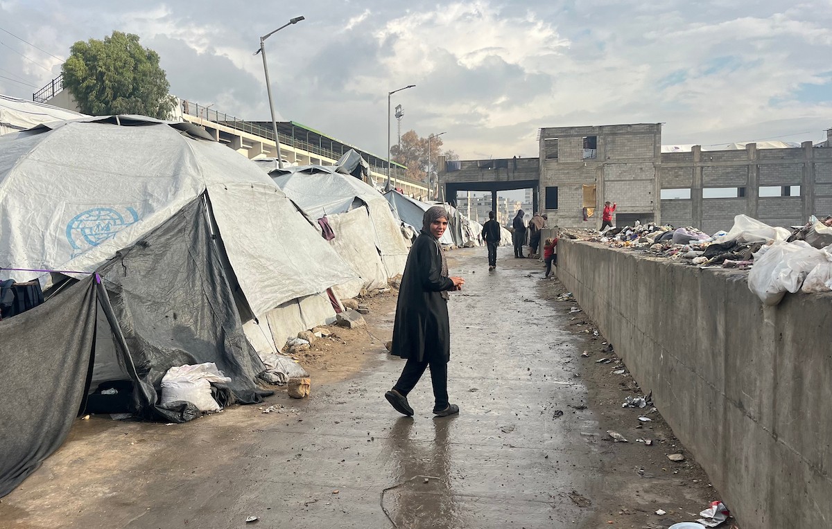 يُعاني النازحون الفلسطينيون من الفيضانات التي اجتاحت خيامهم إثر هطول أمطار غزيرة في غزة، 11 ديسمبر/كانون الأول 2025.