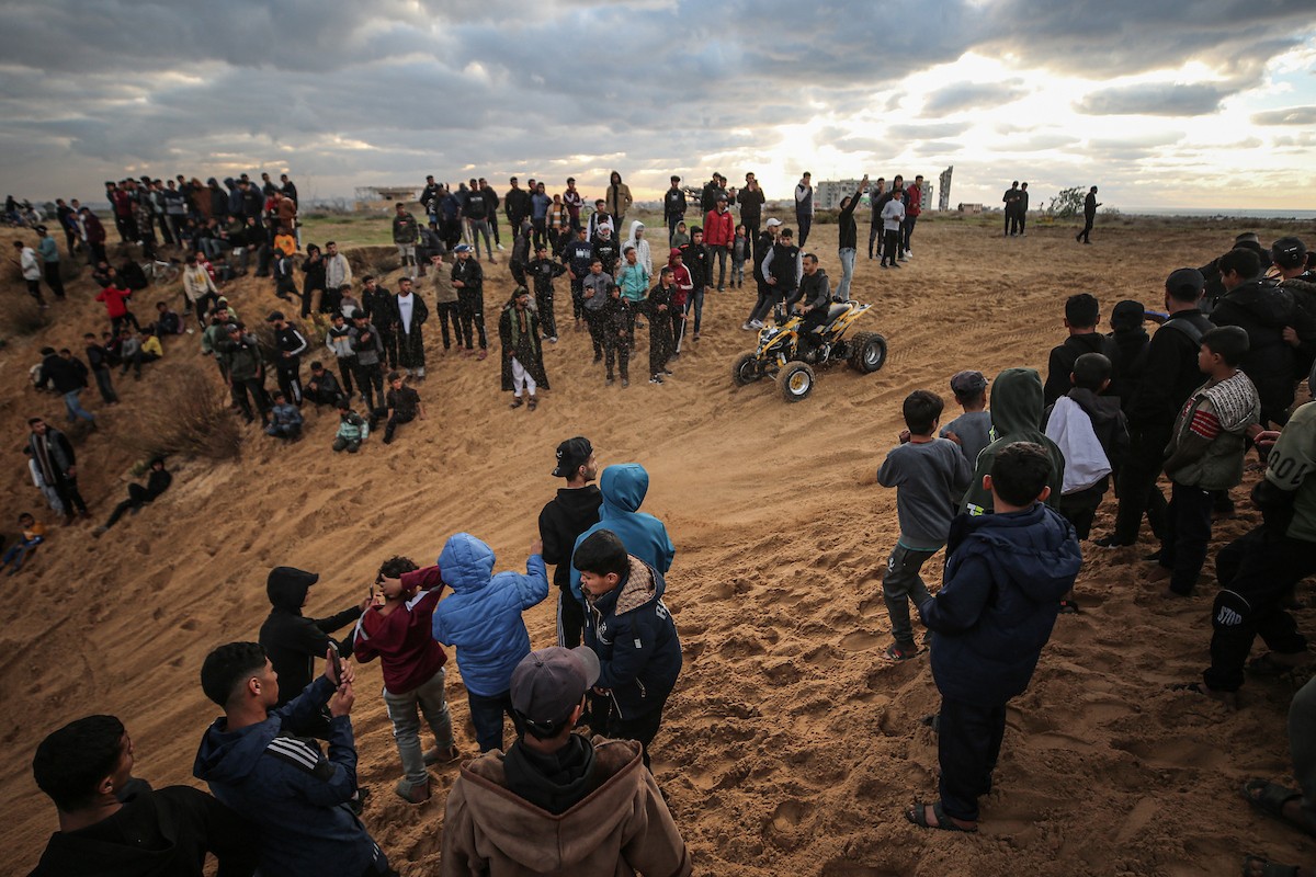 شبان فلسطينيون يركبون الدراجات النارية على الكثبان الرملية في بلدة الزهراء، بعد انقطاع دام عامين عن هذه الرياضة بسبب الحرب واحتلال الجيش الإسرائيلي للمنطقة المعروفة سابقا بمحور