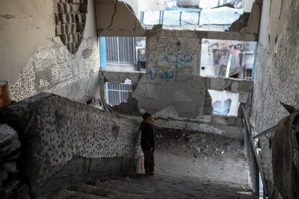 يواصل الفلسطينيون حياتهم اليومية في ظل ظروف صعبة في مدارس الأونروا بمدينة غزة في الأول من ديسمبر/كانون الأول 2025