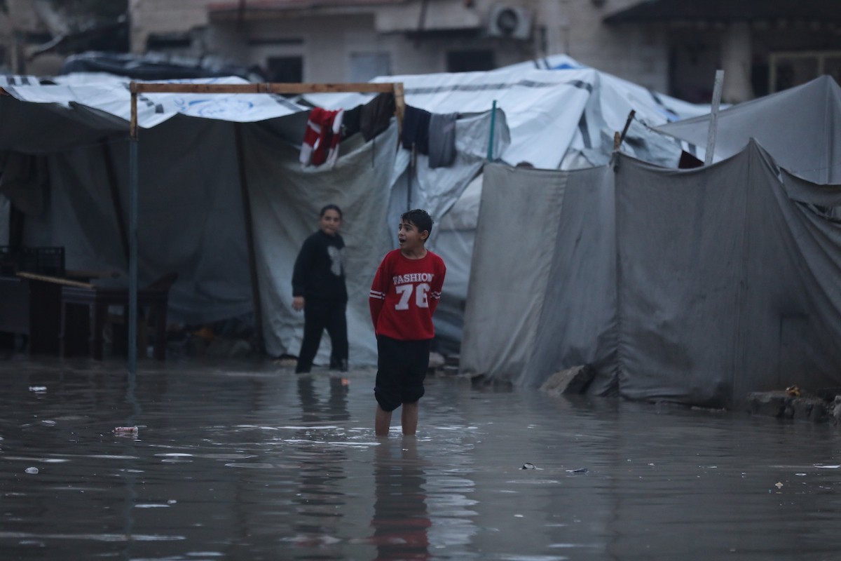 النازحون الفلسطينيون يواجهون برداً قارساً في الخيام بمدينة غزة، 15 ديسمبر/كانون الأول 2025. تصوير: عمر أشتوي