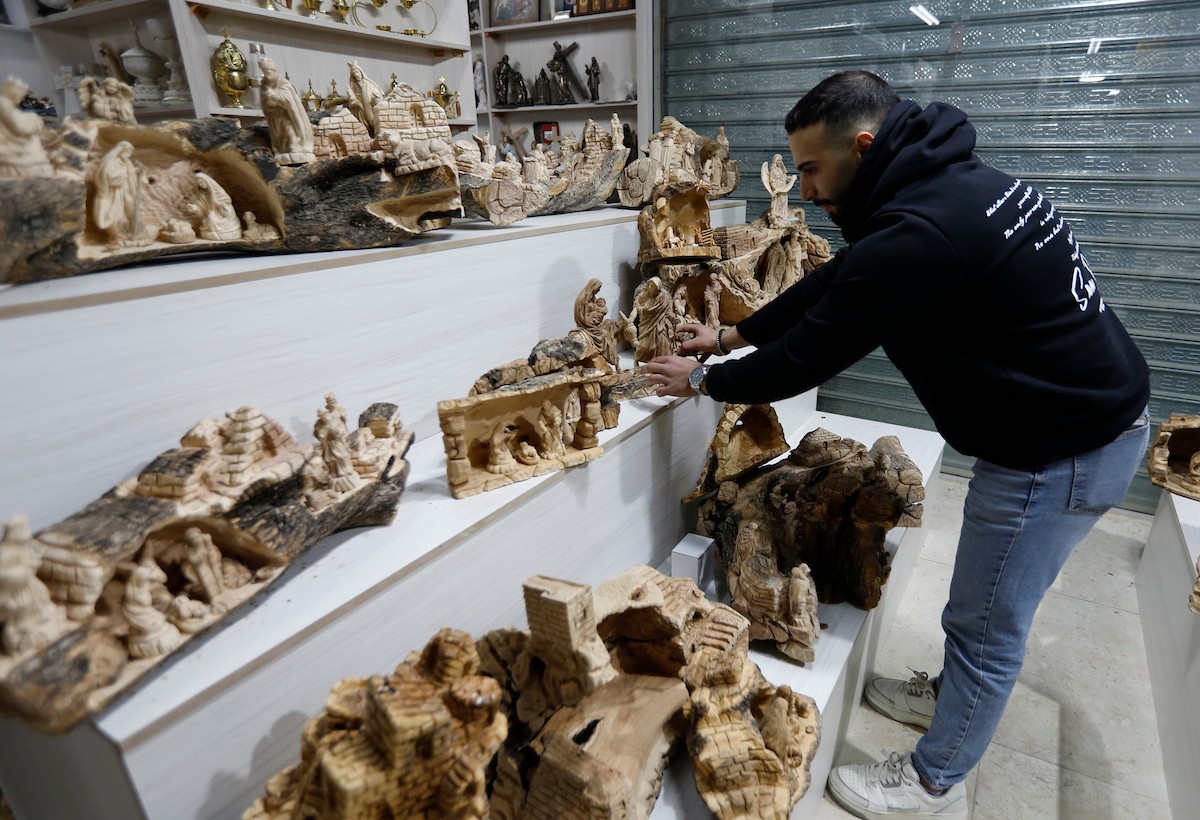 نحت خشب الزيتون في بيت لحم لصنع قطع فنية وهدايا متنوعة، تشمل منحوتات دينية وزخارف تقليدية وتذكارات، استعدادًا لعيد الميلاد، 18 ديسمبر/كانون الأول 2025 تصوير: مأمون وزواز/ (apa)