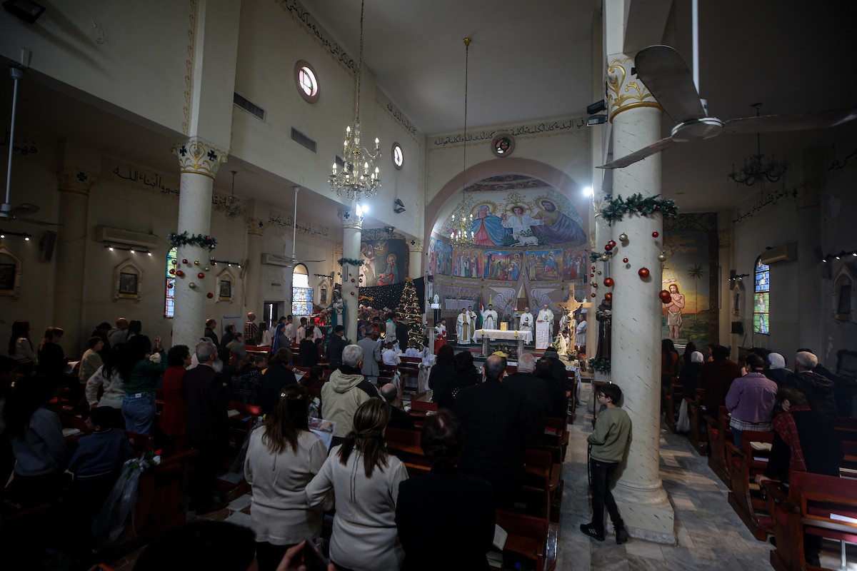 بطريرك اللاتين في القدس الكاردينال بييرباتيستا بيتسابالا يترأس قداس عيد الميلاد في غزة يوم الأحد 21 ديسمبر/كانون الأول 2025.تصوير: عمر أشتوي