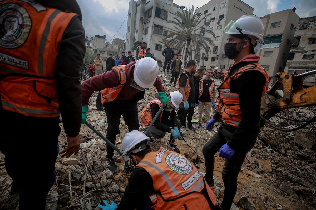 عمال الدفاع المدني الفلسطيني يبحثون عن جثث في مبنى منهار يعود لعائلة سالم، استُهدف بغارات إسرائيلية في بداية الحرب، في شارع الجلاء بمدينة غزة، يوم الاثنين 15 ديسمبر/كانون الأول 2025. صورة: عمر أشتوي