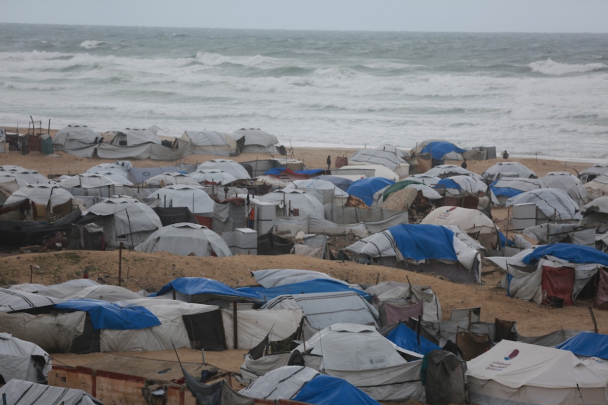 تعيش عائلات فلسطينية نازحة في خيام مهترئة غرب مدينة غزة، 28 ديسمبر/كانون الأول 2025. تصوير: عمر أشتوي