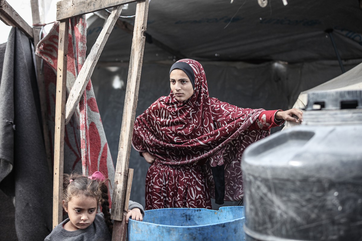 أحمد أبو ليلى أب لخمسة أطفال أصيب في الحرب  يحاول إصلاح خيمته بعد أن تضررت جراء الأمطار الغزيرة والرياح العاتية التي اجتاحت مخيم النصيرات وسط قطاع غزة، 28 ديسمبر/كانون الأول 2025.تصوير: معز صالحي