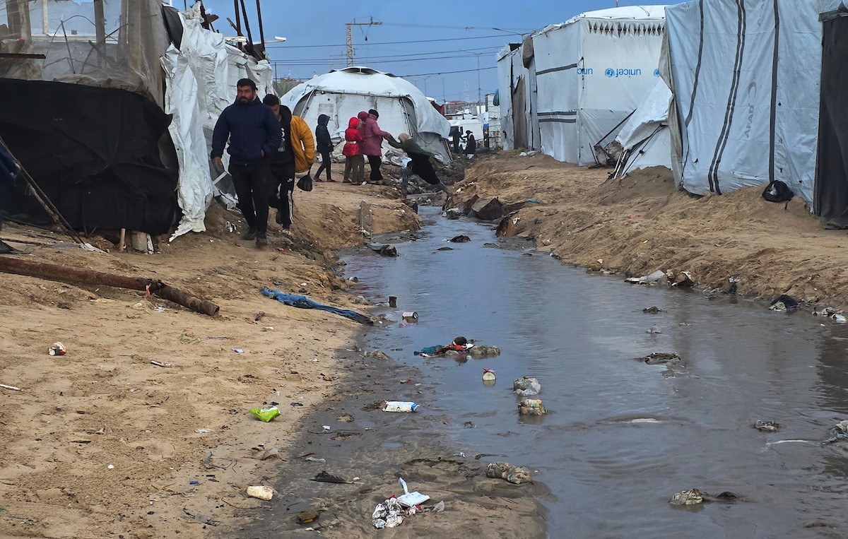 تواجه آلاف العائلات التي تعيش في خيام على شاطئ المواصي في خان يونس، جنوب قطاع غزة، مأساة إنسانية بعد أن جرفت مياه البحر خيامها، تاركةً الأطفال والنساء بلا مأوى.، 29 ديسمبر/كانون الأول 2025.صورة: طارق محمد