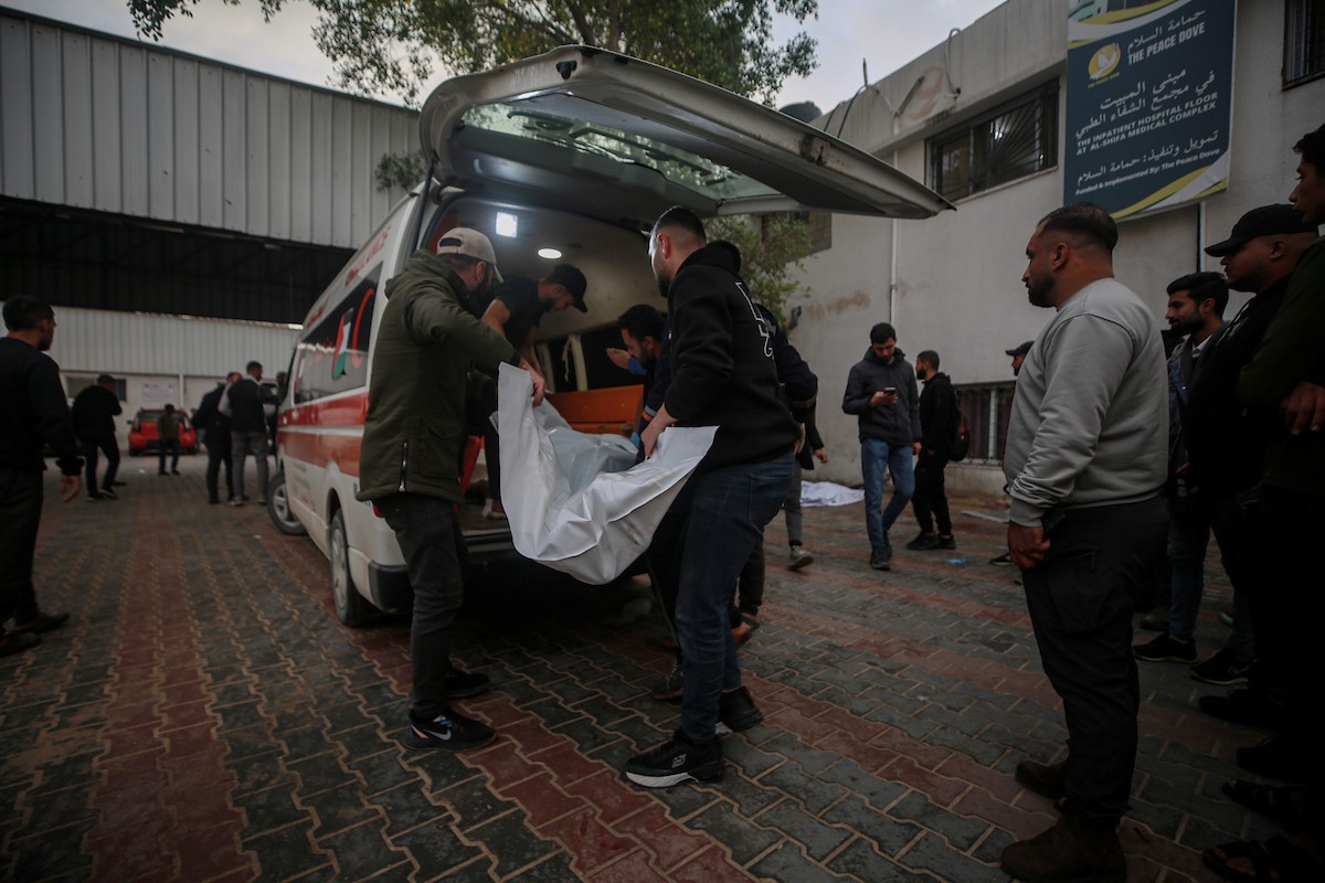 وصول عدد من الجثامين إلى مستشفى الشفاء في غزة عقب غارة جوية إسرائيلية استهدفت سيارة غرب مدينة غزة، في 13 ديسمبر/كانون الأول 2025.صور: عمر أشتوي